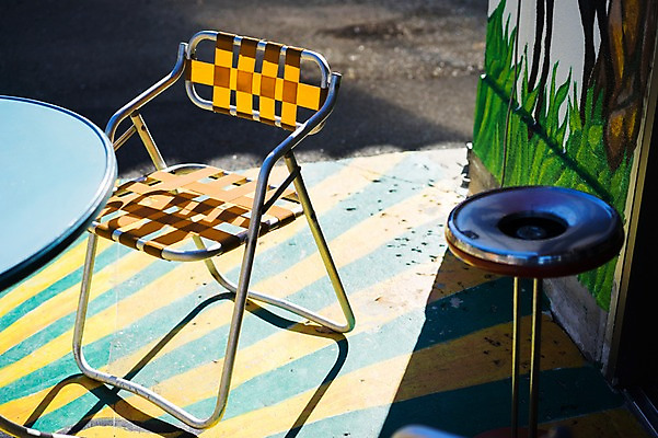 포토 JPG 주간 의자 탁자 그림자 사람없음 야외 도시풍경 벽화 그림 국내포토 자연요소 가구 풍경 도시 파일형식