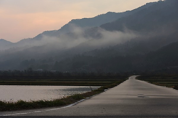 포토 JPG 주간 구름 길 자연 하늘 산 풍경 사람없음 야외 강 일몰 원근감 안개 산등성이 국내포토 자연요소 뷰포인트 날씨 노을 생태계 파일형식