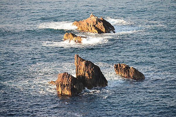 포토 JPG 주간 바다 자연 풍경 사람없음 야외 돌_바위 바위 국내포토 자연요소 생태계 파일형식