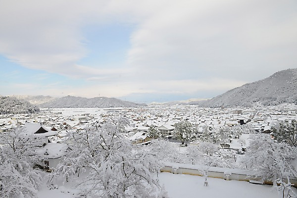 포토 JPG 주간 나무 식물 구름 계절 설경 겨울 자연 하늘 산 주택 풍경 사람없음 야외 마을 눈 국내포토 자연요소 날씨 건물 생태계 파일형식