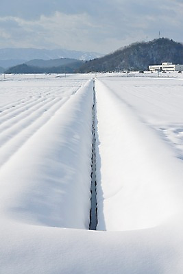포토 JPG 주간 구름 계절 겨울 자연 하늘 산 풍경 사람없음 야외 건물 농경지 원근감 눈 수로 국내포토 자연요소 건축물 뷰포인트 날씨 농장 생태계 파일형식