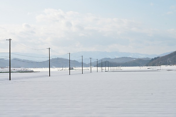 포토 JPG 주간 구름 계절 겨울 자연 하늘 산 풍경 사람없음 야외 설원 눈 전봇대 국내포토 자연요소 공공시설 날씨 눈_날씨 생태계 파일형식