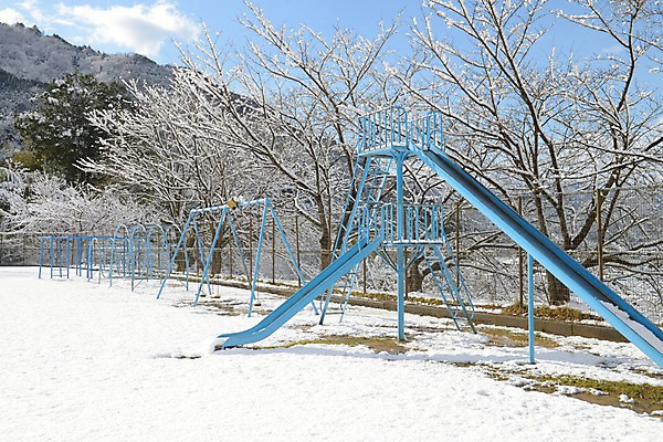 포토 JPG 주간 나무 식물 계절 겨울 풍경 사람없음 야외 운동장 눈 미끄럼틀 놀이기구 놀이터 그네 국내포토 자연요소 스포츠시설 놀이 날씨 공간 파일형식