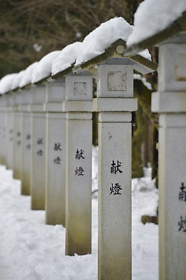 포토 JPG 주간 전통 해외풍경 계절 겨울 일본문화 조명 석조 풍경 사람없음 야외 아웃포커스 조형물 일본 한자 눈 사찰 사원 일본전통 석등 겨울풍경 국내포토 자연요소 문자 동양문화 해외 아시아 외국문화 비즈니스 종교건축 날씨 촬영기법 미술 파일형식