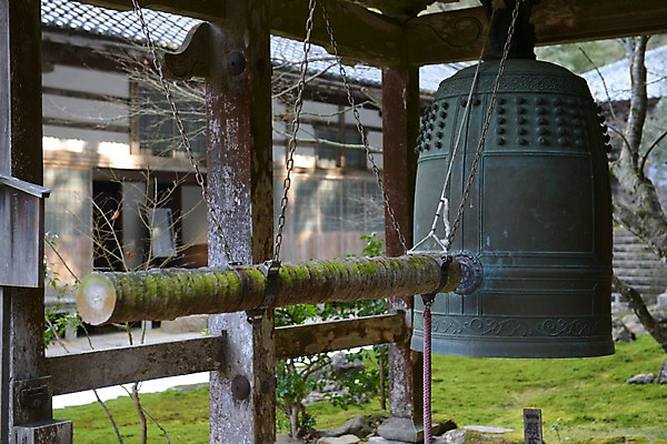 포토 JPG 주간 전통 해외풍경 건축물 고건축 일본문화 이끼 풍경 사람없음 야외 일본 종 사찰 사원 일본전통 일본건축 범종 국내포토 자연요소 동양문화 해외 건축 아시아 외국문화 비즈니스 종교건축 유물 동양건축 파일형식