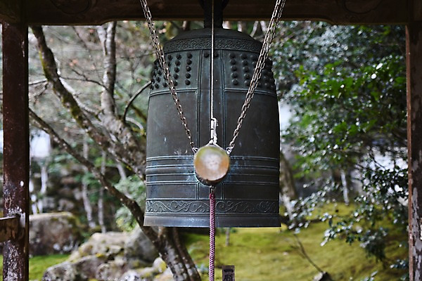 포토 JPG 주간 나무 식물 전통 해외풍경 건축물 고건축 일본문화 풍경 사람없음 야외 아웃포커스 일본 종 사찰 사원 일본전통 일본건축 범종 국내포토 자연요소 동양문화 해외 건축 아시아 외국문화 비즈니스 종교건축 유물 촬영기법 동양건축 파일형식