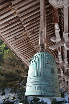 포토 JPG 주간 전통 해외풍경 건축물 고건축 일본문화 풍경 사람없음 야외 아웃포커스 일본 종 사찰 사원 일본전통 처마 일본건축 범종 국내포토 자연요소 동양문화 해외 건축 아시아 외국문화 비즈니스 종교건축 유물 촬영기법 동양건축 파일형식