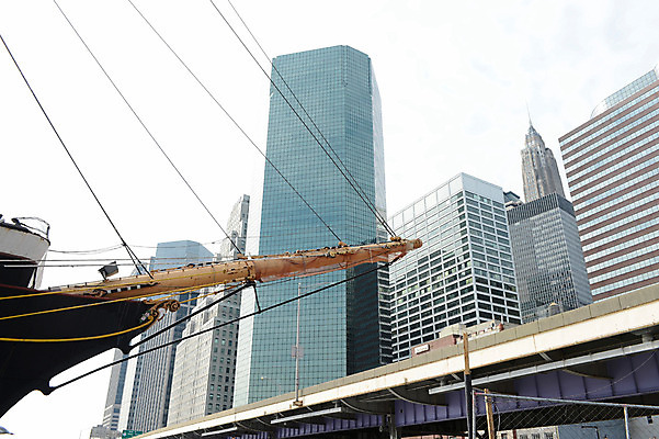 포토 JPG 주간 해외풍경 건축물 현대건축 아메리카 풍경 빌딩 사람없음 야외 도시풍경 고층빌딩 미국 도시 뉴욕 뱃머리 선박 국내포토 자연요소 해외 건축 수상교통 북아메리카 배_교통 건물 대륙 파일형식
