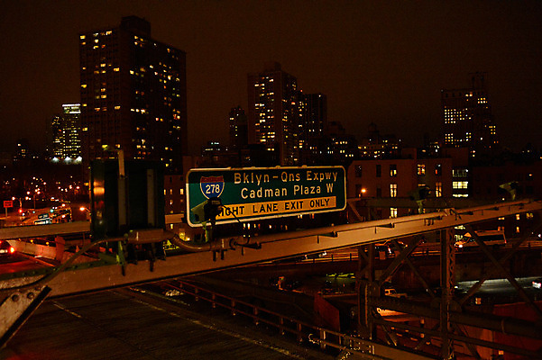 포토 JPG 해외풍경 도로 야경 거리 아메리카 빌딩 사람없음 야외 도시풍경 미국 도시 표지판 뉴욕 가교 국내포토 해외 건축물 길 북아메리카 교통시설 알림판 풍경 건물 야간 대륙 파일형식 풍경_경치