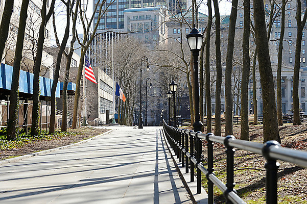 포토 JPG 주간 해외풍경 공원 길 가로등 난간 아메리카 풍경 빌딩 사람없음 야외 도시풍경 미국 산책로 원근감 깃발 도시 성조기 국기 뉴욕 국내포토 자연요소 해외 공공시설 뷰포인트 북아메리카 건물 대륙 파일형식