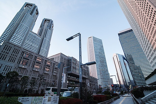 포토 JPG 주간 나무 식물 해외풍경 건축물 현대건축 길 가로등 자동차 풍경 빌딩 사람없음 야외 도시풍경 일본 고층빌딩 도시 도쿄 신주쿠 국내포토 자연요소 해외 공공시설 건축 아시아 육상교통 건물 파일형식