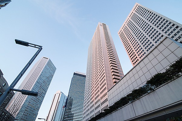 포토 JPG 주간 해외풍경 건축물 현대건축 로우앵글 가로등 하늘 풍경 빌딩 사람없음 야외 도시풍경 일본 고층빌딩 도시 도쿄 신주쿠 국내포토 자연요소 해외 공공시설 건축 아시아 뷰포인트 건물 파일형식