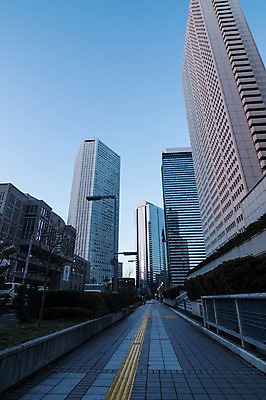 포토 JPG 주간 해외풍경 건축물 현대건축 길 하늘 거리 풍경 빌딩 사람없음 야외 도시풍경 일본 고층빌딩 원근감 도시 도쿄 신주쿠 국내포토 자연요소 해외 건축 아시아 뷰포인트 건물 파일형식