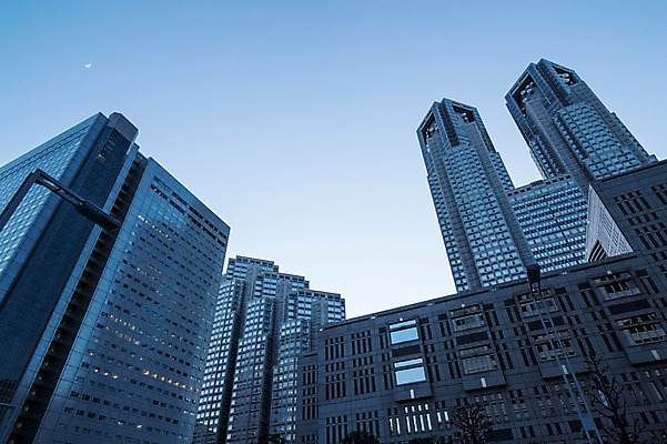 포토 JPG 주간 해외풍경 건축물 현대건축 로우앵글 하늘 풍경 빌딩 사람없음 야외 도시풍경 일본 고층빌딩 도시 도쿄 신주쿠 국내포토 자연요소 해외 건축 아시아 뷰포인트 건물 파일형식