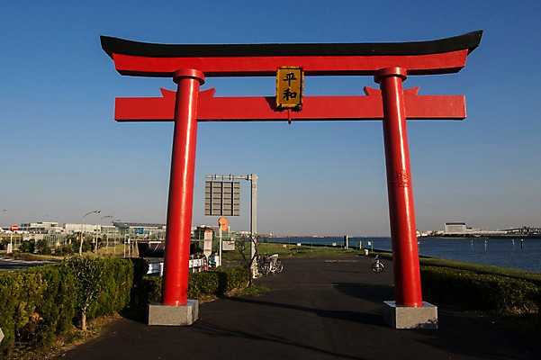 포토 JPG 주간 전통 해외풍경 건축물 바다 고건축 하늘 풍경 사람없음 야외 문 일본 도시 일본전통 일본건축 토리이 하네다 국내포토 자연요소 해외 건축 아시아 동양건축 도쿄 신사 파일형식