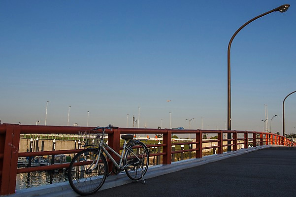 포토 JPG 주간 해외풍경 가로등 난간 하늘 풍경 사람없음 야외 강 일본 자전거 다리 도시 가교 하네다 국내포토 자연요소 해외 건축물 공공시설 아시아 바이크 도쿄 파일형식