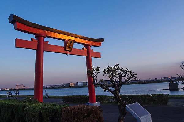 포토 JPG 주간 나무 식물 전통 해외풍경 건축물 바다 고건축 풍경 사람없음 야외 문 노을 일본 일몰 일본건축 토리이 하네다 국내포토 자연요소 해외 건축 아시아 동양건축 도쿄 신사 파일형식