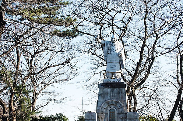 포토 JPG 주간 나무 식물 해외풍경 풍경 사람없음 야외 조형물 조각상 일본 석상 이케가미혼몬지 국내포토 자연요소 해외 아시아 미술 도쿄 파일형식