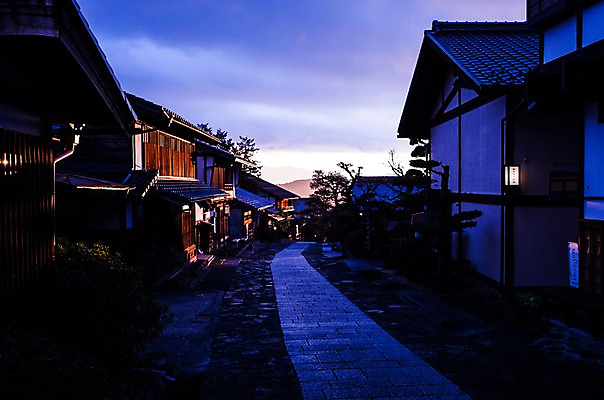포토 JPG 전통 해외풍경 건축물 길 고건축 주택 풍경 사람없음 야외 마을 일본 일몰 기후현 국내포토 해외 건축 아시아 건물 노을 파일형식