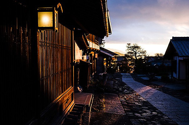 포토 JPG 구름 전통 해외풍경 건축물 실루엣 길 고건축 하늘 주택 풍경 사람없음 야외 햇빛 마을 일본 일몰 기후현 국내포토 자연요소 해외 건축 아시아 촬영기법 건물 태양 노을 파일형식