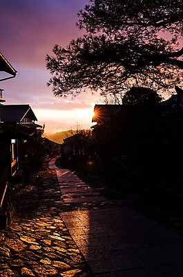 포토 JPG 나무 식물 전통 해외풍경 실루엣 길 고건축 주택 풍경 사람없음 야외 햇빛 마을 일본 일몰 일본전통 기후현 국내포토 해외 건축물 아시아 촬영기법 건물 태양 노을 파일형식