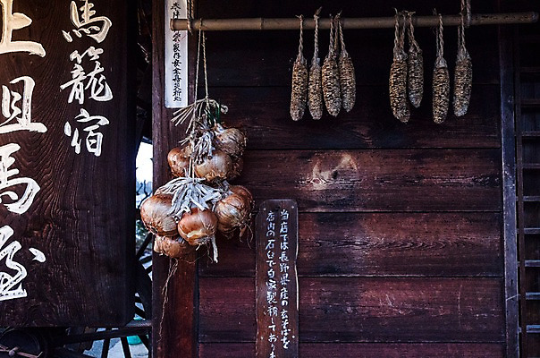 포토 JPG 전통 해외풍경 해외 건축물 건축 음식 고건축 채소 양파 주택 건조 매달리기 옥수수 풍경 사람없음 일본 일본전통 목조 문패 기후현 국내포토 아시아 모션 곡류 건물 파일형식