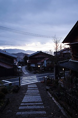 포토 JPG 구름 해외풍경 건축물 도로 고건축 하늘 주택 풍경 사람없음 야외 마을 일본 일몰 횡단보도 일본전통 기후현 국내포토 자연요소 전통 해외 건축 아시아 길 교통시설 건물 노을 보행로 파일형식