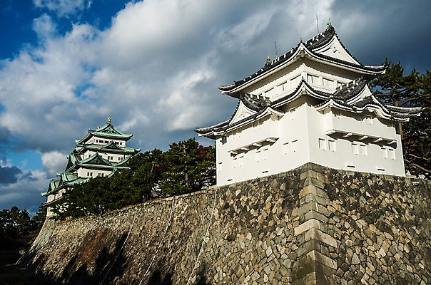 포토 JPG 주간 나무 식물 구름 전통 해외풍경 건축물 건축 고건축 하늘 풍경 사람없음 야외 담장 일본 성 일본전통 목조 일본건축 나고야성 나고야 국내포토 자연요소 해외 아시아 동양건축 파일형식