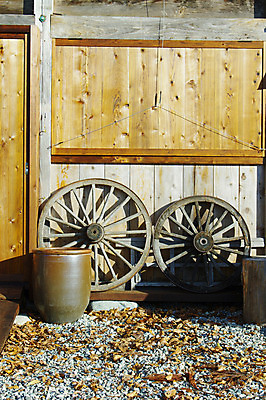 포토 JPG 주간 전통 해외풍경 건축물 건축 고건축 낙엽 주택 풍경 사람없음 야외 정원 일본 바퀴 항아리 일본전통 목조 시라카와마을 국내포토 자연요소 해외 아시아 잎 건물 마을 도자기 파일형식