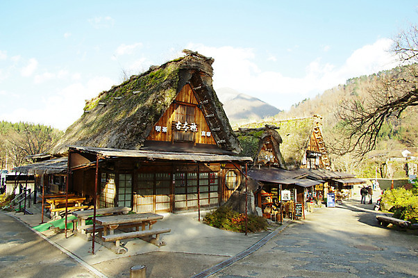 포토 JPG 주간 구름 전통 해외풍경 건축물 고건축 벤치 탁자 하늘 산 주택 풍경 야외 마을 일본 일본전통 시라카와마을 국내포토 자연요소 해외 건축 아시아 가구 의자 건물 파일형식