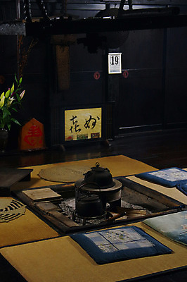 포토 JPG 전통 해외풍경 고건축 주전자 주택 실내 방석 풍경 사람없음 일본 달력 빈티지 장작 돗자리 일본전통 태움 화로 시라카와마을 국내포토 해외 그릇 건축물 아시아 컨셉 주방용품 내부 건물 마을 파일형식