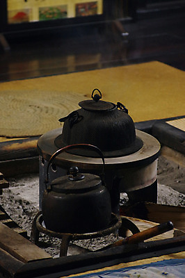 포토 JPG 전통 해외풍경 주전자 실내 풍경 사람없음 아웃포커스 일본 빈티지 돗자리 일본전통 태움 화로 시라카와마을 국내포토 해외 그릇 아시아 컨셉 주방용품 촬영기법 내부 마을 파일형식