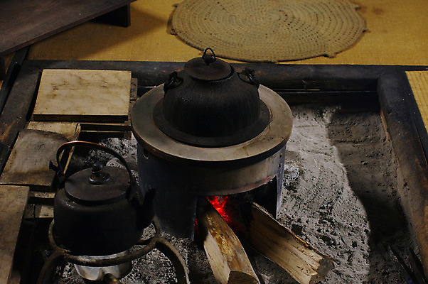 포토 JPG 나무 전통 해외풍경 주전자 실내 풍경 사람없음 일본 빈티지 모닥불 일본전통 태움 화로 시라카와마을 국내포토 식물 해외 그릇 아시아 컨셉 주방용품 불 내부 마을 파일형식
