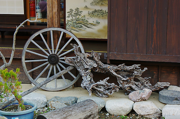 포토 JPG 주간 나무 식물 전통 해외풍경 화분 고건축 주택 풍경 사람없음 야외 건물 목재 일본 돌_바위 바퀴 그림 일본전통 시라카와마을 국내포토 자연요소 해외 건축물 아시아 재료 마을 파일형식