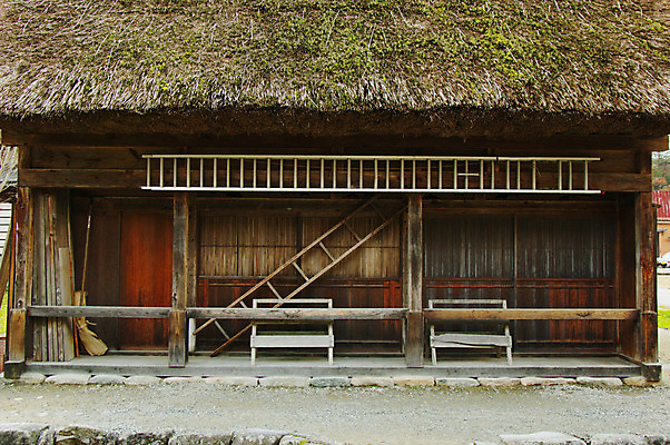 포토 JPG 주간 전통 해외풍경 건축물 고건축 사다리 주택 풍경 사람없음 야외 건물 일본 무 일본전통 시라카와마을 국내포토 자연요소 해외 건축 아시아 뿌리채소 마을 도구 파일형식