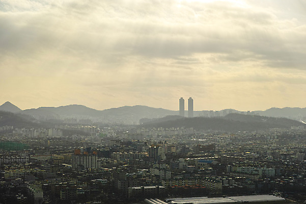 포토 JPG 주간 구름 하늘 산 한국 풍경 빌딩 사람없음 야외 건물 빛 도시풍경 햇빛 도시 도심 김포 빛무리 국내포토 자연요소 건축물 아시아 태양 경기도 파일형식