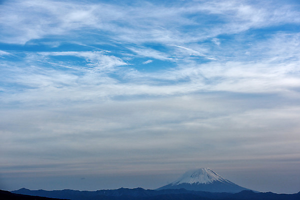 포토 JPG 주간 구름 해외풍경 자연 하늘 산 풍경 사람없음 야외 일본 눈 산등성이 화산 만년설 후지산 국내포토 자연요소 해외 아시아 날씨 세계문화유산 생태계 파일형식