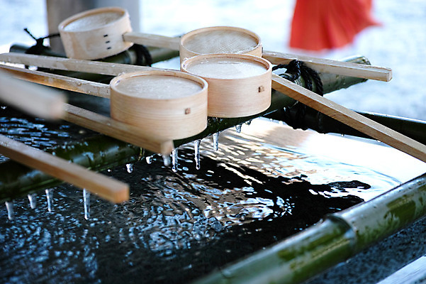 포토 JPG 주간 계절 겨울 풍경 사람없음 야외 아웃포커스 물 얼음 고드름 바가지 약수터 겨울풍경 국내포토 자연요소 촬영기법 파일형식