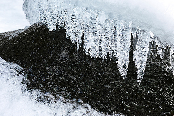 포토 JPG 주간 계절 겨울 자연 풍경 사람없음 야외 얼음 돌_바위 바위 고드름 겨울풍경 국내포토 자연요소 생태계 파일형식