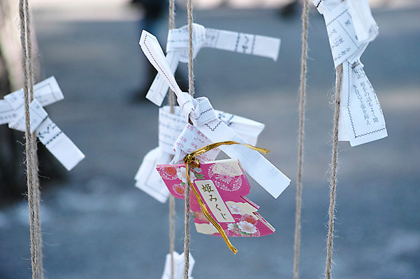 포토 JPG 주간 해외풍경 종이 줄 일본문화 매달리기 풍경 사람없음 야외 아웃포커스 일본 운세 사찰 일본전통 소원 오미쿠지 국내포토 자연요소 동양문화 전통 해외 아시아 외국문화 종교건축 모션 촬영기법 파일형식