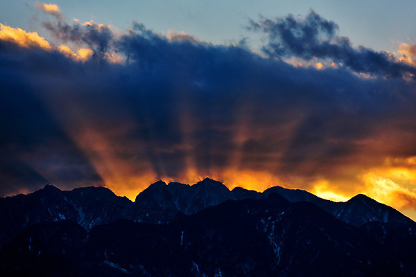 포토 JPG 구름 해외풍경 실루엣 자연 하늘 산 풍경 사람없음 야외 햇빛 일출 노을 일본 일몰 눈 산등성이 국내포토 자연요소 해외 아시아 날씨 촬영기법 태양 생태계 파일형식