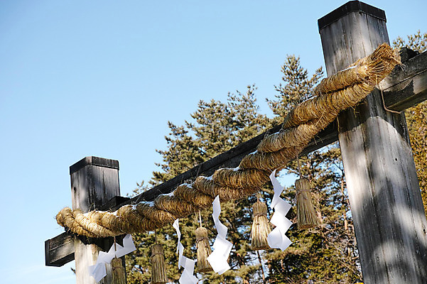 포토 JPG 주간 나무 해외풍경 풍경 사람없음 야외 목재 장식 조형물 일본 기둥 사찰 사원 새끼줄 토리이 국내포토 자연요소 식물 해외 건축 아시아 줄 비즈니스 재료 종교건축 미술 신사_건축물 파일형식