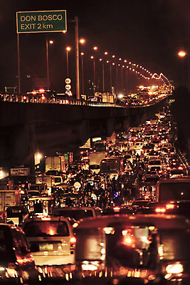 포토 JPG 해외풍경 야경 가로등 자동차 거리 거리풍경 필리핀 사람없음 야외 도시 표지판 러시아워 가교 국내포토 해외 건축물 공공시설 육상교통 교통 알림판 풍경 동남아시아 야간 파일형식 풍경_경치