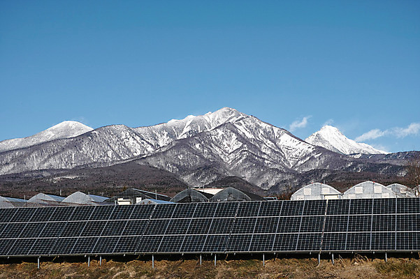 포토 JPG 주간 구름 계절 겨울 자연 하늘 산 풍경 사람없음 야외 일본 에너지 눈 태양에너지 만년설 집열판 겨울풍경 국내포토 자연요소 아시아 날씨 그린에너지 생태계 파일형식