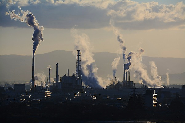 포토 JPG 주간 구름 실루엣 공장 하늘 굴뚝 풍경 사람없음 야외 건물 도시풍경 일본 도시 오염 연기 매연 대기오염 국내포토 자연요소 건축물 아시아 공업 촬영기법 환경오염 파일형식