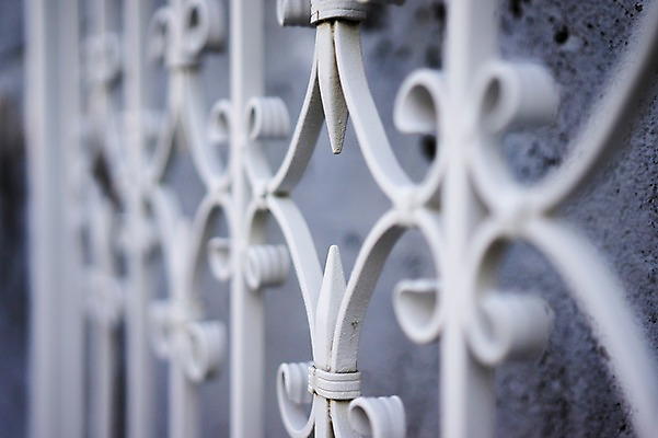 포토 JPG 건축물 건축 근접촬영 사람없음 야외 아웃포커스 장식 문 철 날카로움 철문 국내포토 뷰포인트 촬영기법 파일형식