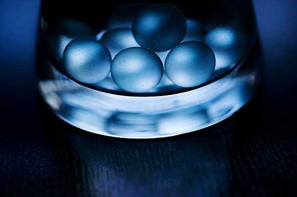 포토 JPG 유리 잔 근접촬영 사람없음 컵 파란색 투명 구슬 오브젝트 클래식블루 트렌드컬러 국내포토 식기 뷰포인트 컬러 재질 파일형식 트랜드컬러