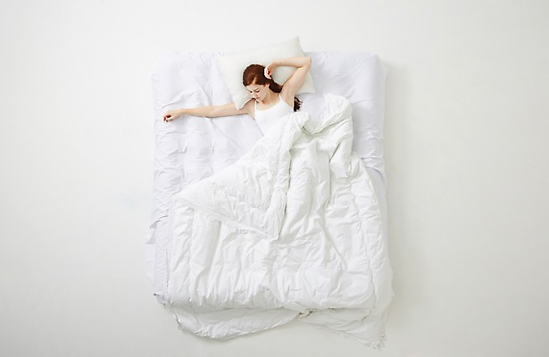 포토 JPG 스튜디오촬영 서양인 외국인 우먼라이프 라이프스타일 여자 베개 모션 휴식 실내 한명 사람 상반신 20대 성인 앞모습 하이앵글 눕기 침대 잠 포근함 편안함 청년만 청년여자만 청년여자한명만 성인여자한명만 국내포토 1 뷰포인트 가구 컨셉 침구 인종 청년 내부 생활 감각 여자만 여자한명만 성인여자만 성인만 파일형식