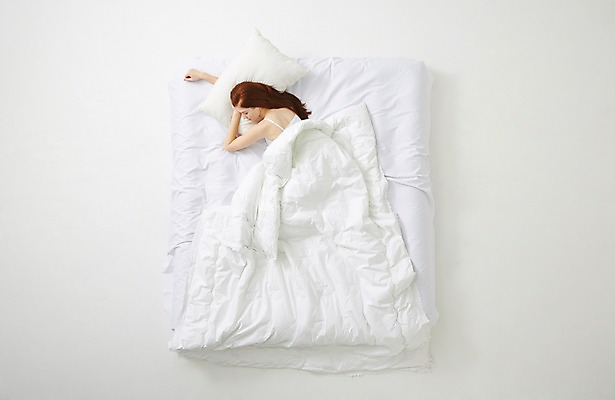 포토 JPG 스튜디오촬영 서양인 외국인 우먼라이프 라이프스타일 여자 베개 모션 휴식 실내 한명 사람 상반신 20대 성인 옆모습 하이앵글 눕기 침대 잠 포근함 편안함 청년만 청년여자만 청년여자한명만 성인여자한명만 국내포토 1 뷰포인트 가구 컨셉 침구 인종 청년 내부 생활 감각 여자만 여자한명만 성인여자만 성인만 파일형식