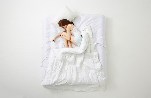 포토 JPG 스튜디오촬영 전신 서양인 외국인 우먼라이프 라이프스타일 여자 베개 모션 휴식 실내 한명 사람 20대 성인 옆모습 하이앵글 눕기 침대 잠 포근함 편안함 청년만 청년여자만 청년여자한명만 성인여자한명만 국내포토 1 뷰포인트 가구 컨셉 침구 인종 청년 내부 생활 감각 여자만 여자한명만 성인여자만 성인만 파일형식